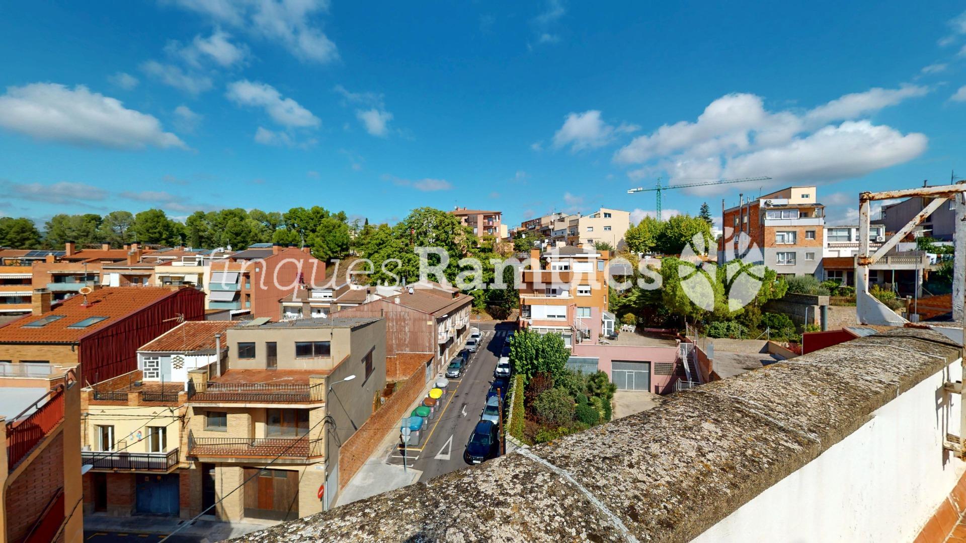 DUES TERRASSES, BONES VISTES I LA CALMA D’UN ÀTIC A IGUALADA