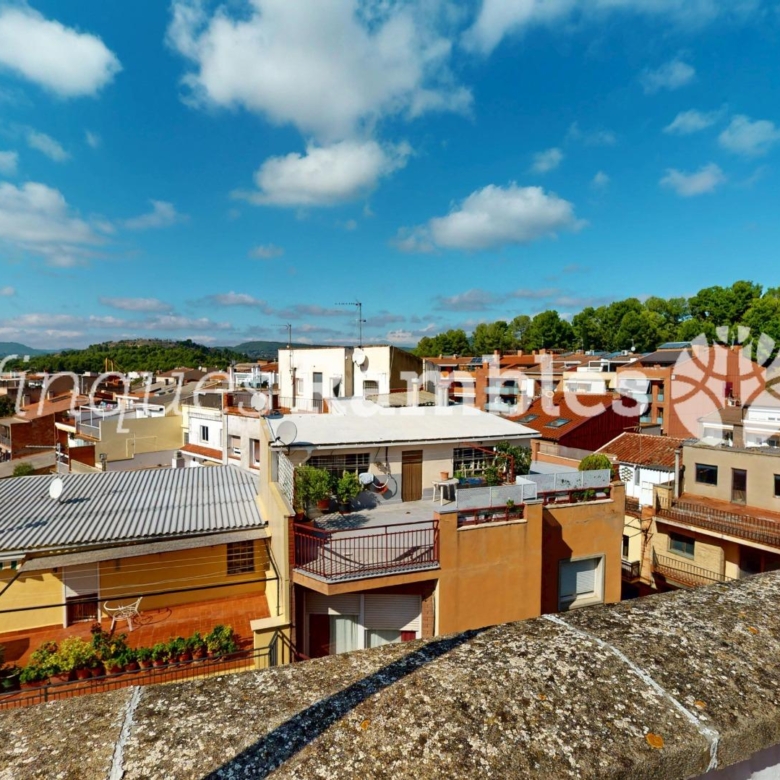 DUES TERRASSES, BONES VISTES I LA CALMA D’UN ÀTIC A IGUALADA