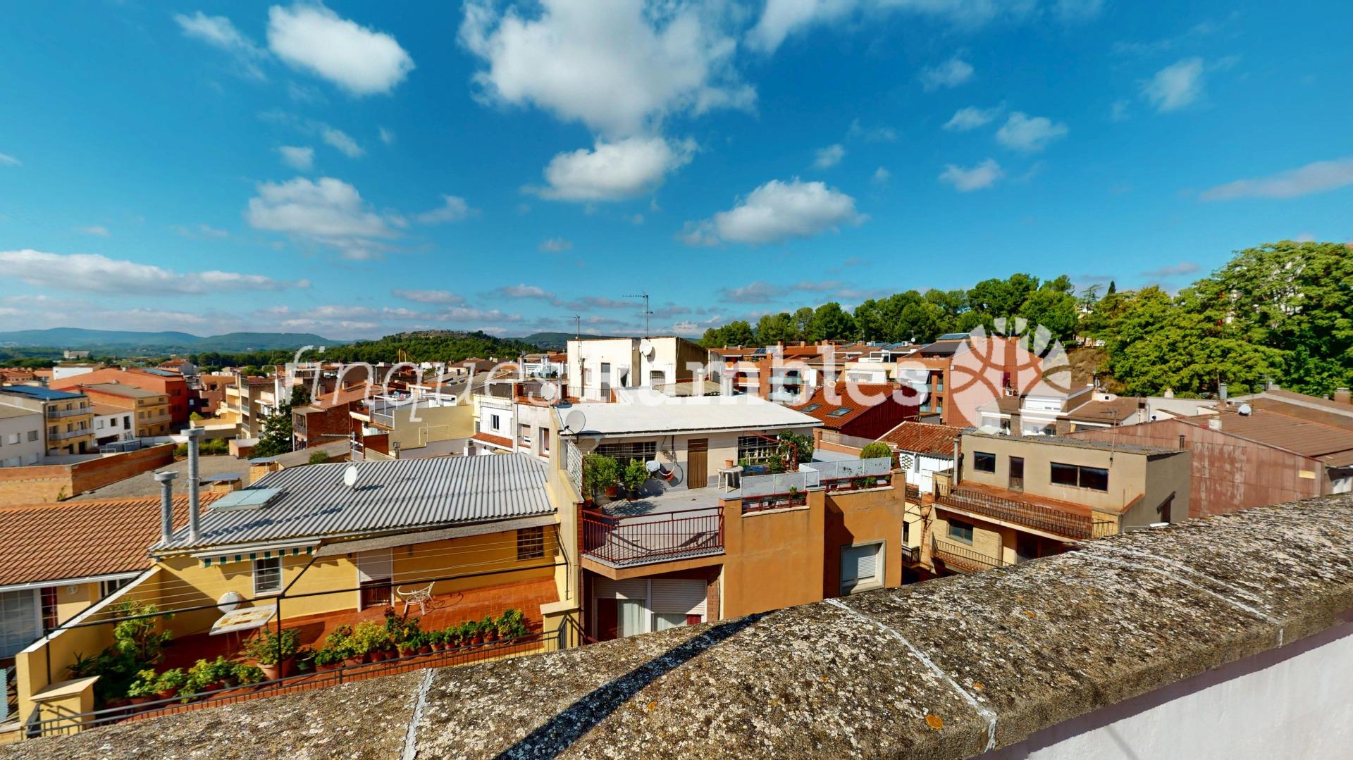 DUES TERRASSES, BONES VISTES I LA CALMA D’UN ÀTIC A IGUALADA