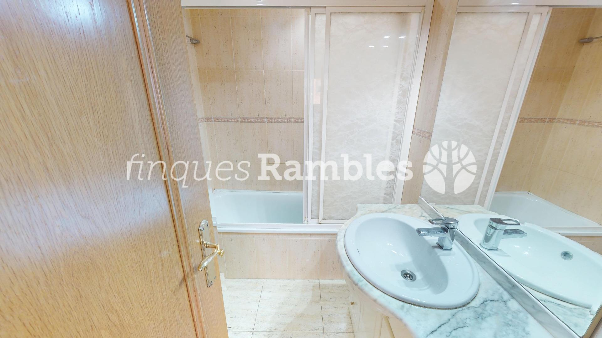 Piso de 3 habitaciones con suite y balcón en Vilanova del Camí