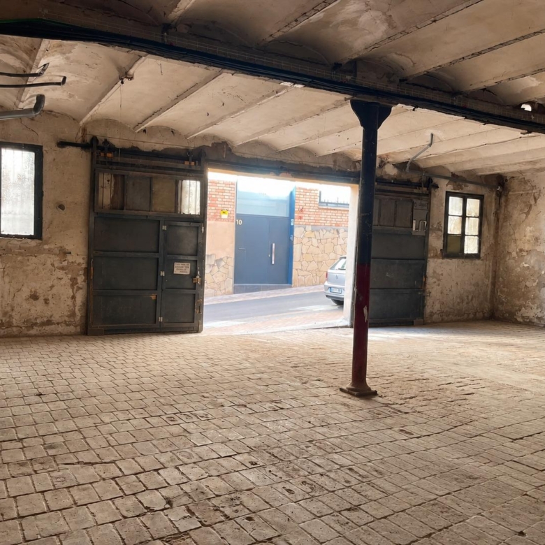 Ampli Magatzem de 215 m² amb gran accés per a vehicles al Rec d’Igualada