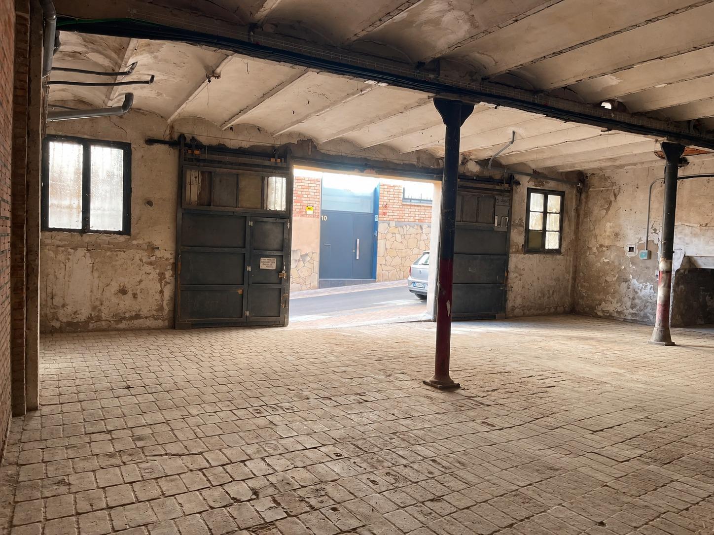 Ampli Magatzem de 215 m² amb gran accés per a vehicles al Rec d’Igualada