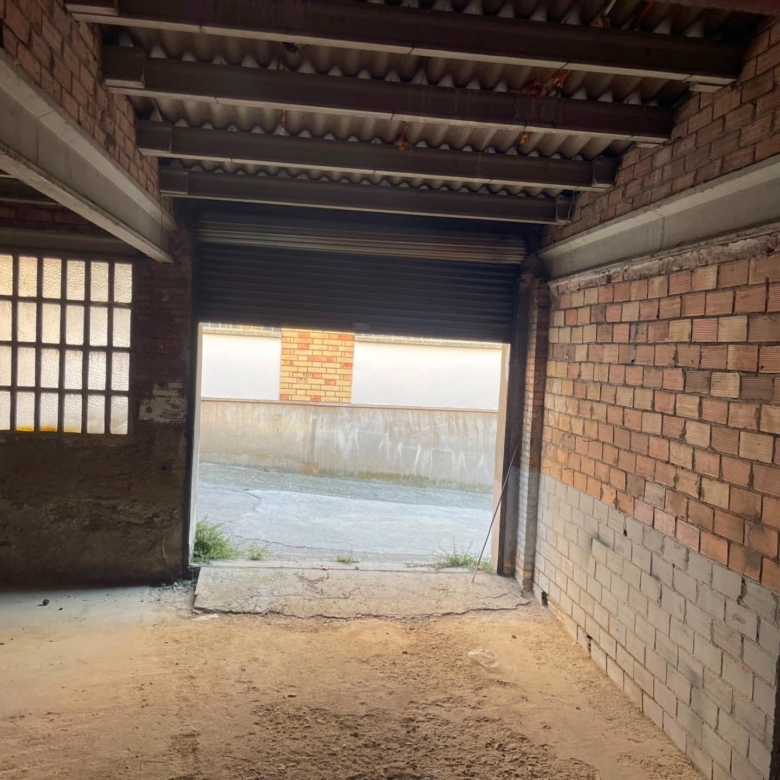 Ampli Magatzem de 215 m² amb gran accés per a vehicles al Rec d’Igualada