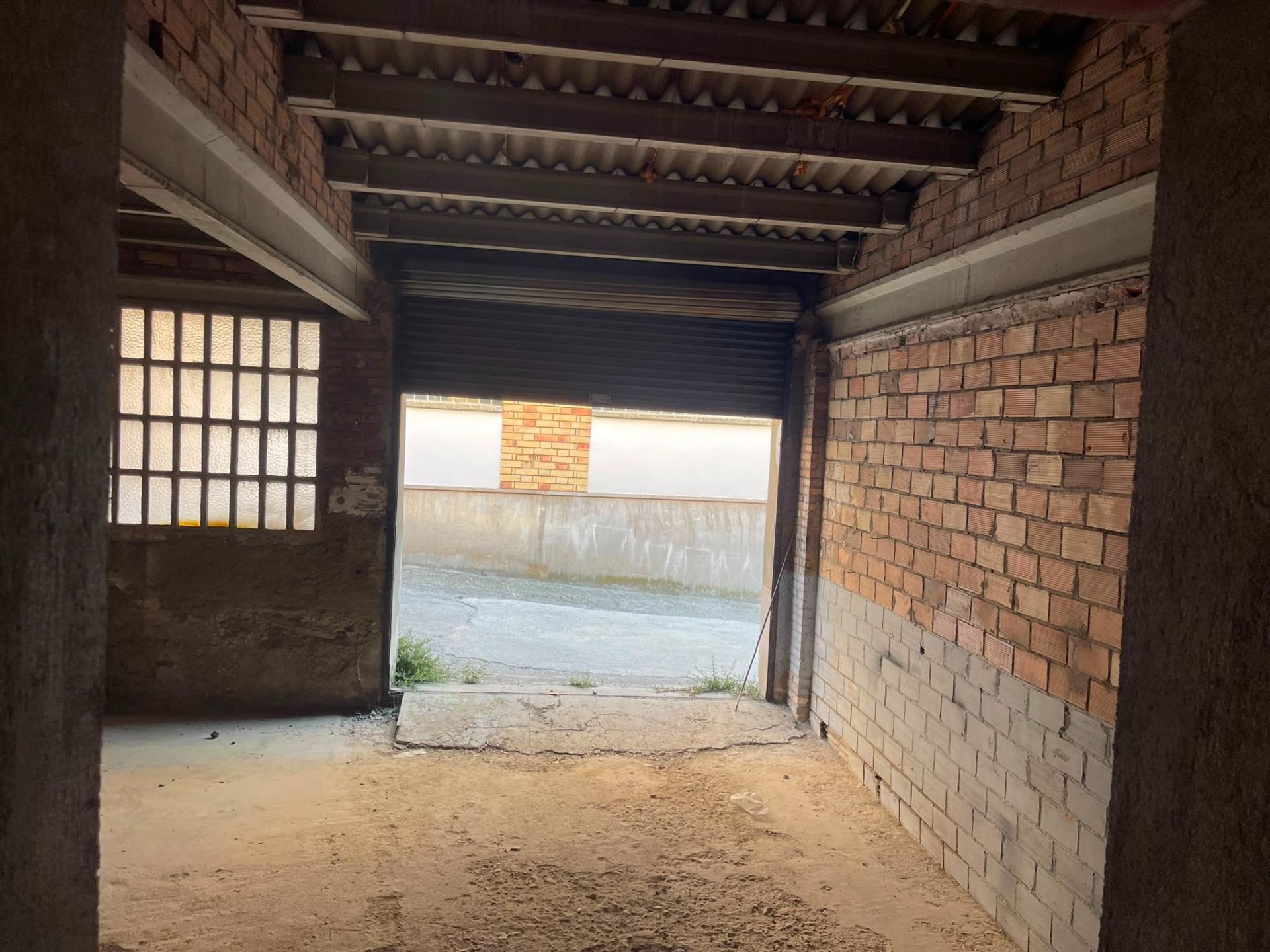 Ampli Magatzem de 215 m² amb gran accés per a vehicles al Rec d’Igualada