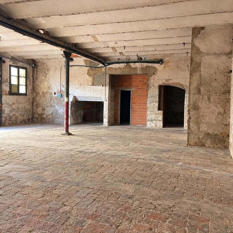 Ampli Magatzem de 215 m² amb gran accés per a vehicles al Rec d’Igualada