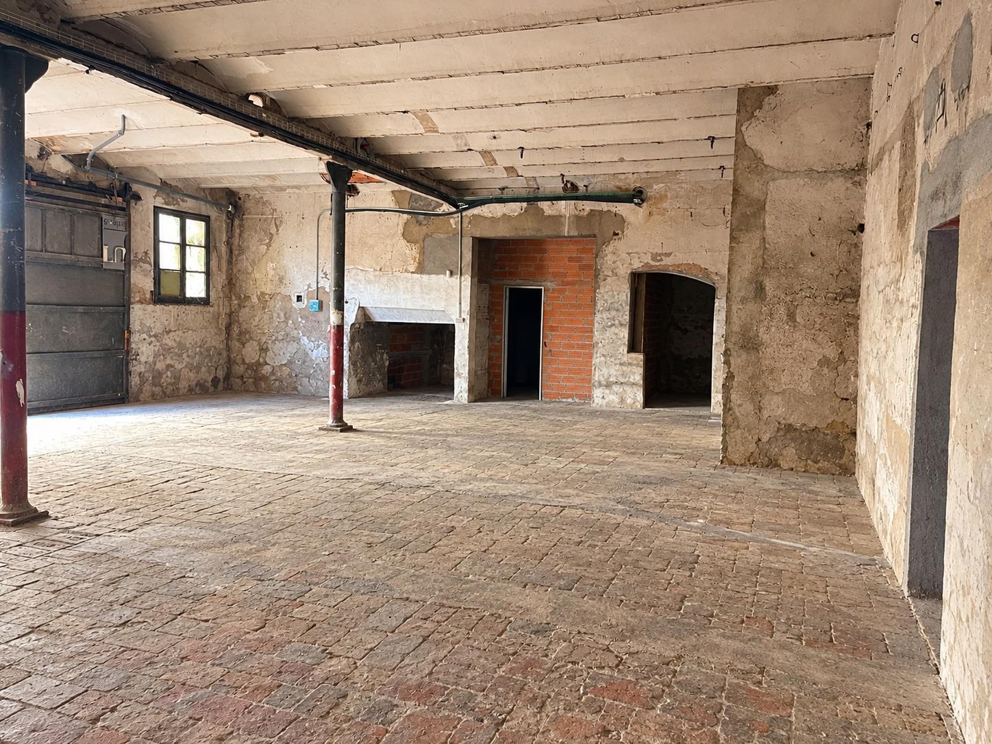 Ampli Magatzem de 215 m² amb gran accés per a vehicles al Rec d’Igualada