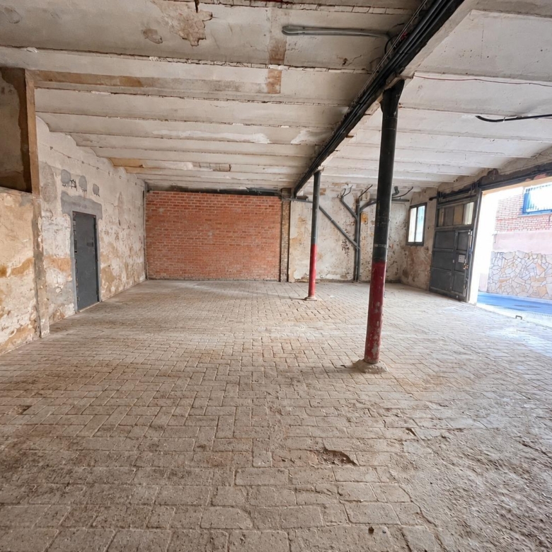 Ampli Magatzem de 215 m² amb gran accés per a vehicles al Rec d’Igualada