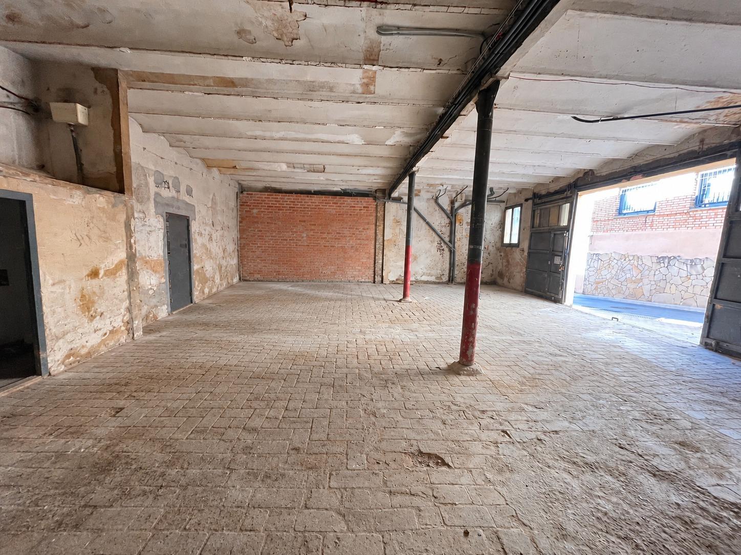 Ampli Magatzem de 215 m² amb gran accés per a vehicles al Rec d’Igualada