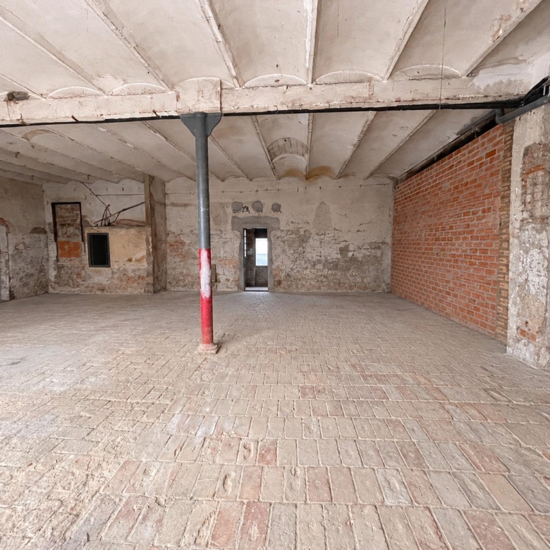 Ampli Magatzem de 215 m² amb gran accés per a vehicles al Rec d’Igualada