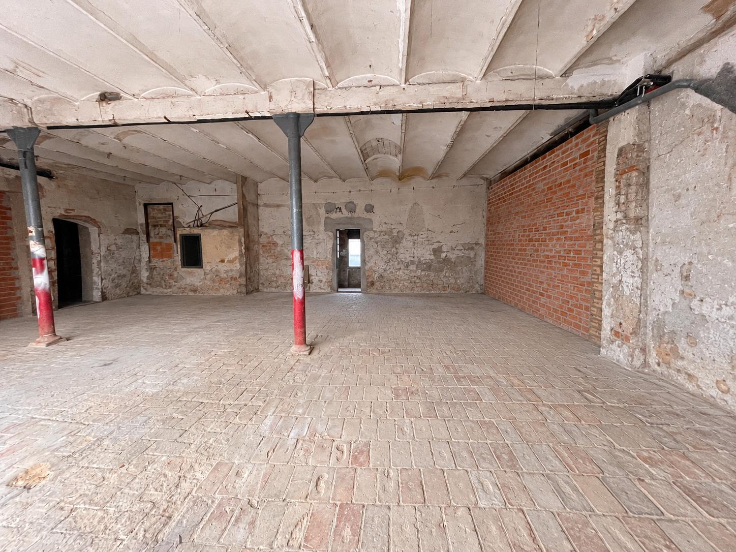 Ampli Magatzem de 215 m² amb gran accés per a vehicles al Rec d’Igualada