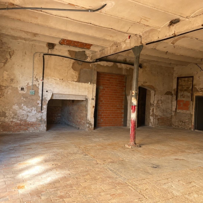 Ampli Magatzem de 215 m² amb gran accés per a vehicles al Rec d’Igualada